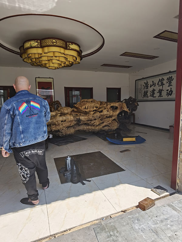 工藝大茶海搬運就位